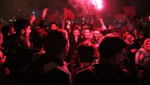 AK Parti Teşkilatı Kent Meydanında Kutlama Yaptı	