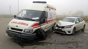 Ambulans İle Otomobil Çarpıştı: 1 Yaralı