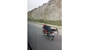 Motosiklet Üzerinde Tehlikeli Yolculuk
