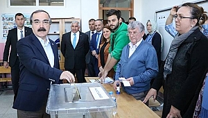 Vali Coş Eşiyle Birlikte Oy Kullandı