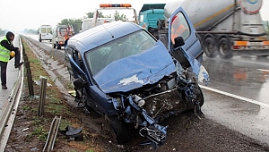 Direksiyon Hakimiyetini Kaybetti Bariyerlere Çarptı! 3 Yaralı