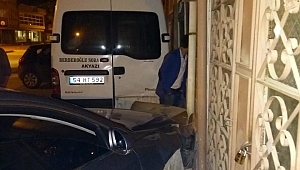 Direksiyon Hakimiyetini Kaybetti İş Yerinin Vitrinine Çarparak Durabildi