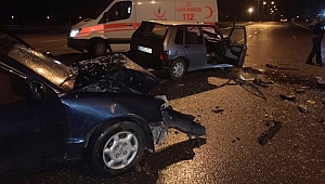İki Otomobil Kafa Kafaya Çarpıştı: 2 Yaralı