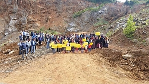 Vatandaşlar Maden Ocağı Önünde Eylem Yaptı