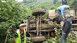 Belediyeye Ait Kamyon Uçuruma Yuvarlandı: 1 Yaralı