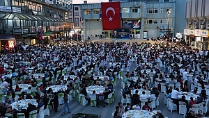 İlk Halk İftarı Belediye Önünde Yapıldı