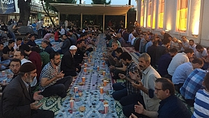 Orhan Camii Avlusunda Ümmet İftarı