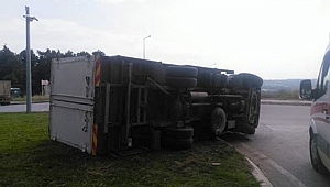 Virajı Alamayan Kamyonet Yan Yattı: 1 Yaralı