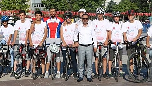 Bisikletçiler Demokrasi Meydanında