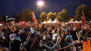 DEMOKRASİ NÖBETİNE BİNLER KATILDI