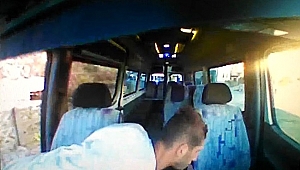 Minibüsten Yapılan Hırsızlık Araç Kamerasına Yansıdı