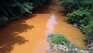 FABRİKANIN ATIKLARI DEREYİ RENGARENK YAPTI!