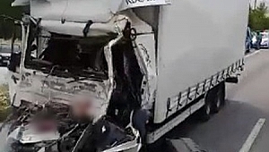 Kamyon, Mermer Yüklü Tıra Çarptı: 1 Yaralı