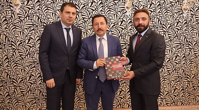 MÜSİAD 'Batı Medyasında 15 Temmuz' Kitabını Sakarya Protokolüne Taktim Etti
