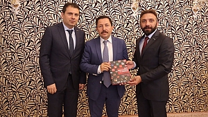 MÜSİAD 'Batı Medyasında 15 Temmuz' Kitabını Sakarya Protokolüne Taktim Etti