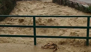 Dere Taştı, Yollar Sular Altında Kaldı