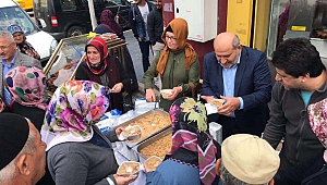 Hendek Belediyesi Aşure Dağıttı