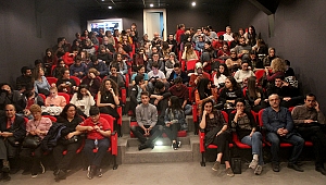 Sinema gösterimlerini ilgiyle takip ediyorum