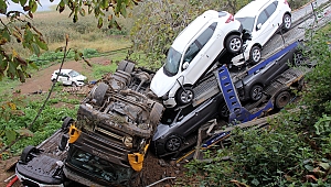  Tır Şarampole Devrildi