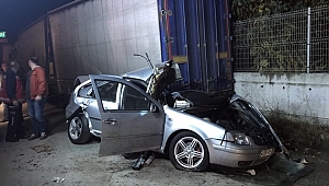 OTOMOBİL PARK HALİNDEKİ TIRA ÇARPTI! 1 ÖL 1 YARALI