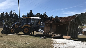 Yayladaki Kaçak Evler Yıkılıyor 