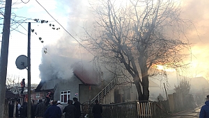 Akyazı'da Yangın! Ev Kullanılamaz Hale Geldi