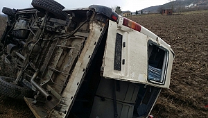 İŞÇİLERİ TAŞIYAN SERVİS DEVRİLDİ! 12 YARALI