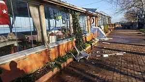 Karasu'da Fırtına İş Yerlerini Yıkıp Geçti 