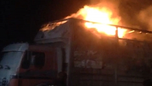 Kumaş Yüklü Kamyon Alev Alev Yandı