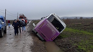 YOLCU MİDİBÜSÜ SU KANALINA DEVRİLDİ! 4 YARALI