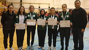 Badminton’da Kızlar Gruptan Çıktı