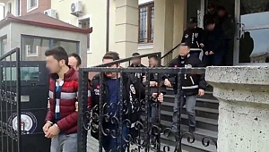 TRAFİK UYGULAMASI YAPAN SAHTE POLİSLER SUÇÜSTÜ YAKALANDI