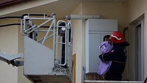 YANGINDA MAHSUR KALAN ÇOCUKLARI İTFAİYE KURTARDI