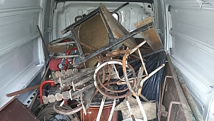 Çaldığı Eşyaları Kamyonete Yükledi, Kaçarken Yakalandı