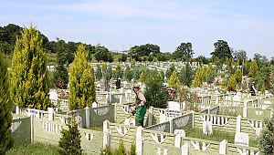 Mezarlıklar Bayrama Hazırlanıyor