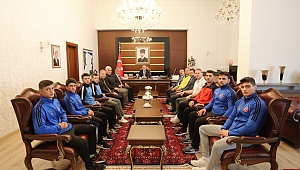 Şampiyon Güreşçilerden Vali Nayir’e Ziyaret