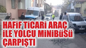Hafif Ticari Araç İle Yolcu Minibüsü Çarpıştı