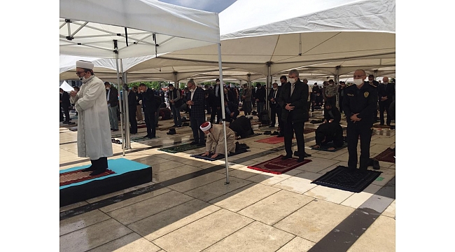 Demokrasi Meydanında Sosyal Mesafeli Namaz