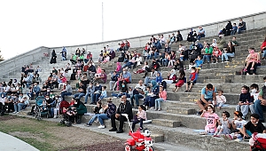 Millet Bahçesi sahnesi minikler için kuruldu