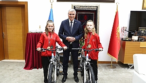 Balkan Şampiyonu Gençlere Başkan Yüce’den Bisiklet Hediyesi
