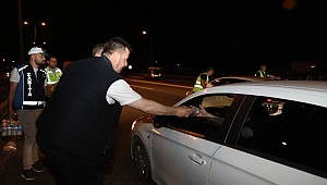 Başkan Soykan Bayram Trafiğinde Kalanların Yardımına Koştu