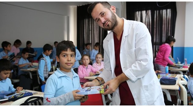 Adapazarı Belediyesi Öğrencilere Hayvan Sevgisini Aşılıyor