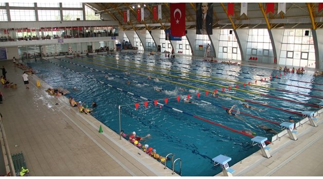 'Çocuklar Okula Anneler Havuza'