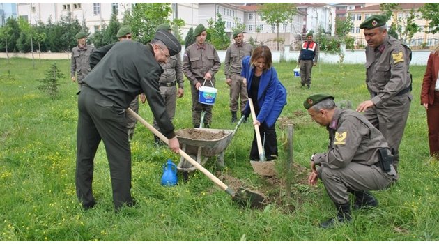 Jandarma Ekipleri Şehitlerin Anısına Fidan Dikti