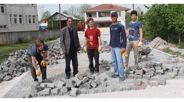 Karapürçek Bel Kilitli Taş İle Nakış Nakış İşliyor