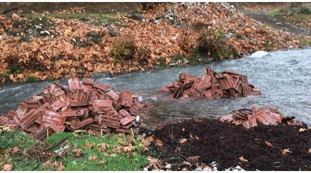 Mudurnu Deresindeki Ölü Tavukların Yerini Kiremitler Aldı