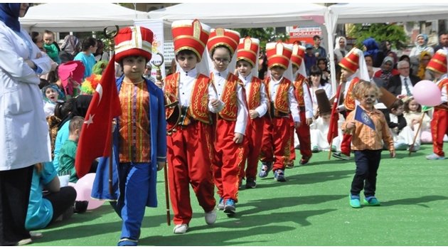 Öğrencilerden “Küçük Eller Büyük Düşler” Çocuk Şenliği Gösterisi
