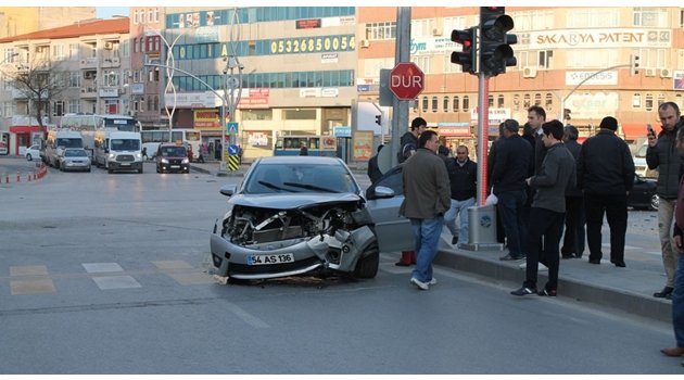 Sakarya'da İki Otomobil Çarpıştı: 1 Yaralı