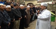 Babasının cenaze namazını kıldırdı
