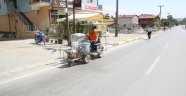Belediye Ekipleri Kaldırım Bordürlerini Boyuyor